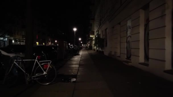 Περπατώντας στο δρόμο του Βερολίνου κατά τη διάρκεια της νύχτας - Πλάνα, βίντεο