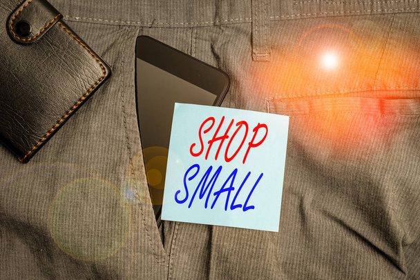 Fogalmi kézírás mutatja Shop Small. Fogalom jelentése országos mozgalom, amely ünnepli a kisvállalkozások minden nap Okostelefon készülék belsejében nadrág elülső zsebében pénztárca - Fotó, kép