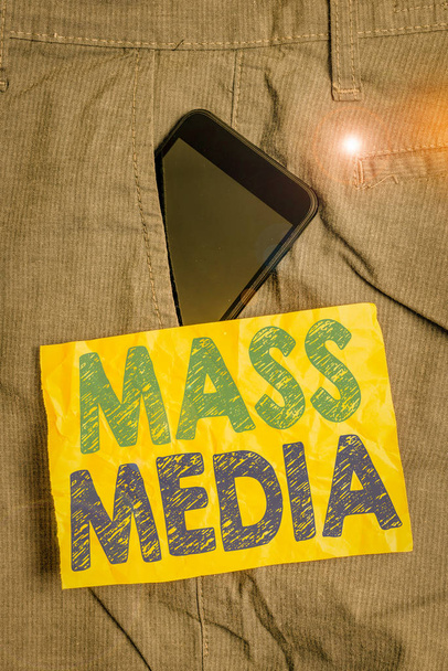 A Mass Media-t bemutató levél. Üzleti koncepció a Csoport számára, amely bemutatja a nyilvánosságnak, hogy mi történik Okostelefon készülék belül nadrág elülső zseb papír - Fotó, kép