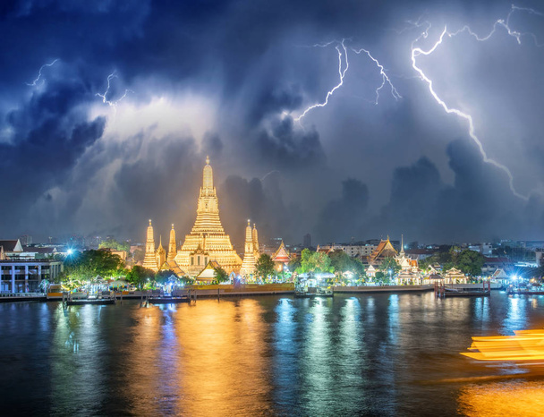 Wat Arun Ratchawararam tapınağının gece görüşü. Chao 'da fırtınalı bir gökyüzü  - Fotoğraf, Görsel