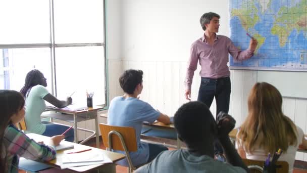 material de archivo del profesor que estudia geografía con estudiantes de secundaria - Metraje, vídeo