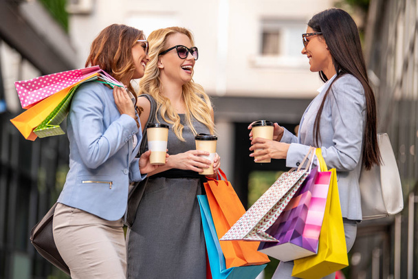 glücklich lächelnde Frauen beim Einkaufen  - Foto, Bild