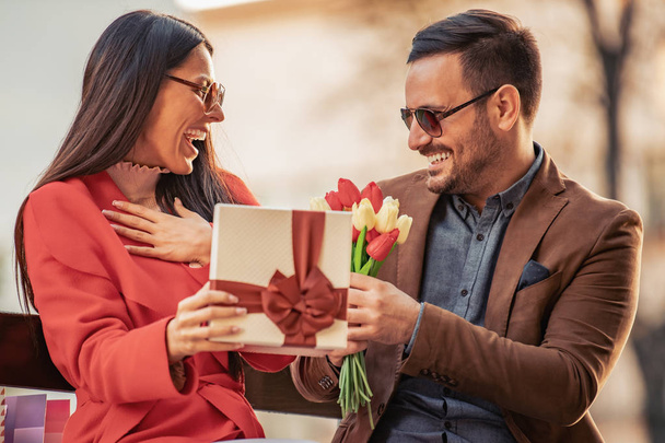 romantische man bloemen geven aan zijn vriendin  - Foto, afbeelding
