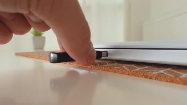 USB flash-muisti kytke kannettava tietokone portti
 - Materiaali, video