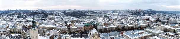 Winterpanoramablick vom Rathaus auf die Innenstadt in lviv, Ukraine. Altbauten. Dächer mit Schnee bedeckt. - Foto, Bild