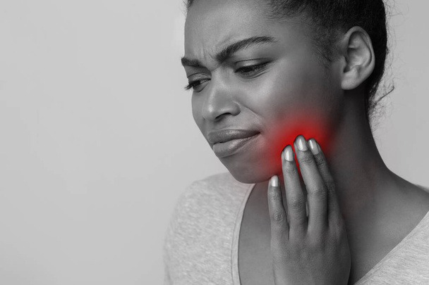 Monochromatyczne zdjęcie afro damy cierpiącej na ból zęba - Zdjęcie, obraz