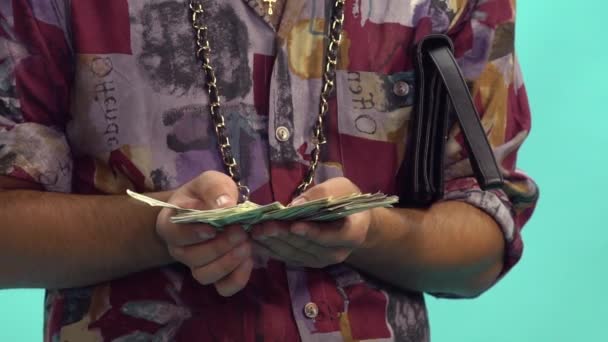 Homem segurando pilha de dinheiro
 - Filmagem, Vídeo