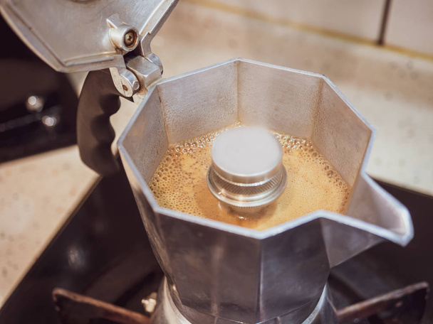 Výroba černé moka kávy pomocí moka kávovar zblízka - Fotografie, Obrázek
