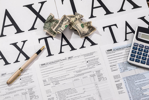 Податкова компанія, форма 1040 доларів, ручка і калькулятор
 - Фото, зображення