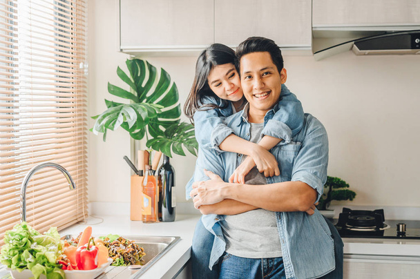 Verliebte Paare lachen und amüsieren sich gemeinsam in der Küche - Foto, Bild