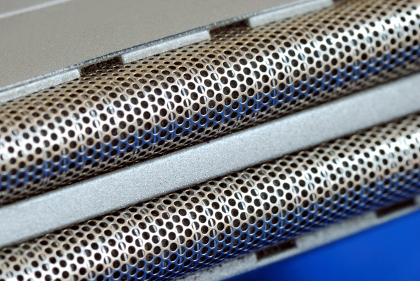 Вид на металеву дротяну сітку з бритви ізольовано на синьому
 - Фото, зображення