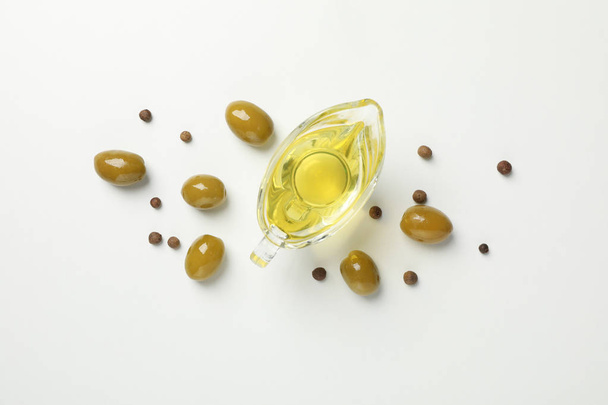 flache Lage mit Sauce Boot von Olivenöl, Oliven und Pfefferkörnern auf - Foto, Bild