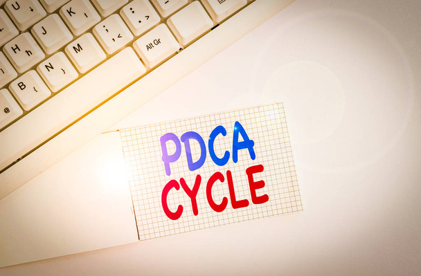 Χειρόγραφο κείμενο γραφής Pdca Cycle. Εννοιολογική χρήση φωτογραφιών για τον έλεγχο και τη συνέχιση της βελτίωσης των διαδικασιών και των προϊόντων Λευκό πληκτρολόγιο PC με άδειο χαρτί σημείωμα πάνω από το λευκό φόντο - Φωτογραφία, εικόνα