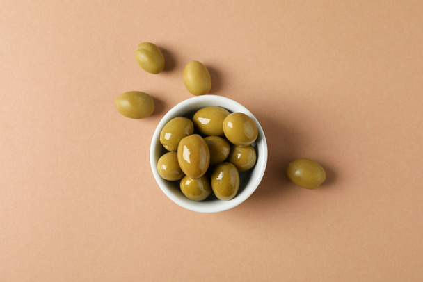 Ciotola con olive su sfondo artigianale, vista dall'alto
 - Foto, immagini