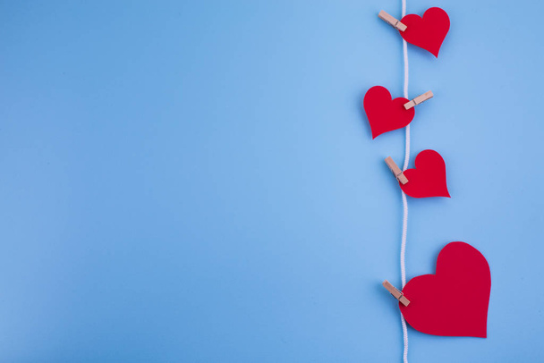 Dia dos Namorados abstrato fundo com papel cortar corações vermelhos decoração, layout plano, espaço vazio para texto
 - Foto, Imagem