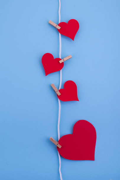 Valentýn abstraktní pozadí s papírem řezané červené srdce dekorace, ploché rozvržení, prázdné místo pro text - Fotografie, Obrázek