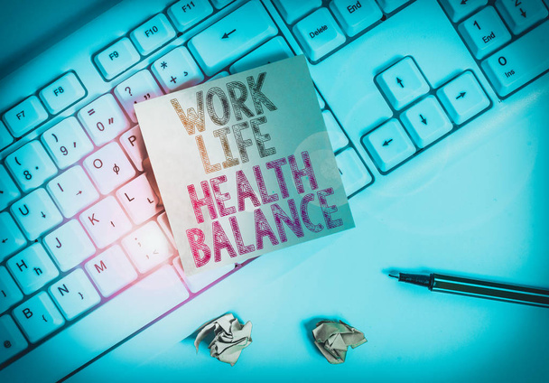 Píšu zprávu ukazující rovnováhu zdraví v pracovním životě. Obchodní koncept pro stabilitu a harmonii, aby se zabránilo vyhořelý zelený poznámkový papír s tužkou na bílém pozadí a PC klávesnice - Fotografie, Obrázek