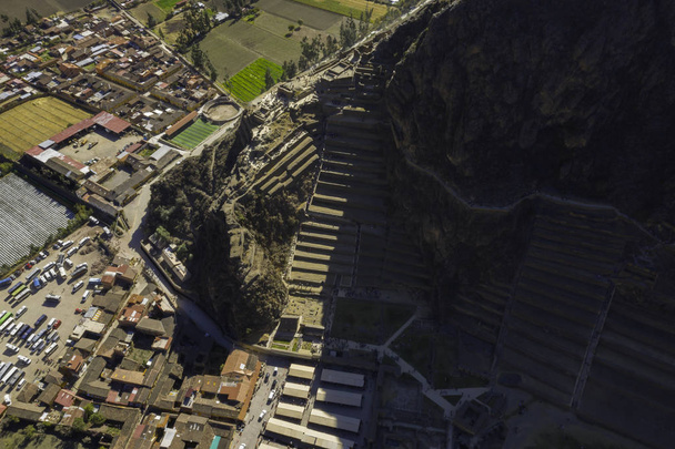 Paysage aérien vers le secteur du Temple. Il est construit en pierres taillées et ajustées. Ollantaytambo, Vallée d'Urubamba, Pérou - Photo, image