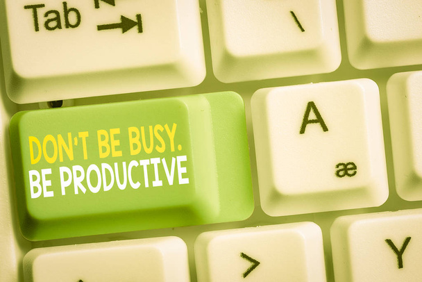 Текстовый знак, показывающий Don T Be Busy Be Productive. Эффективная организация рабочего времени Белая компьютерная клавиатура с пустой бумагой на белом фоне
 - Фото, изображение