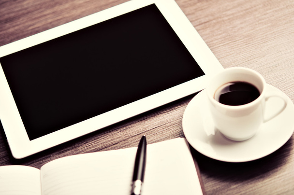 posto di lavoro, scrivania ufficio: caffè e tablet pc e notebook con p
 - Foto, immagini