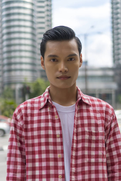 Porträt des malaiischen asiatischen Mannes im Freien - Foto, Bild