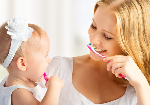 mère et fille bébé fille brossant leurs dents ensemble
 - Photo, image