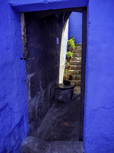 Passaggio interno blu con scale camere comunicanti. Monastero di Santa Caterina (Convento de Santa Catalina), Città di Arequipa, Perù - Foto, immagini
