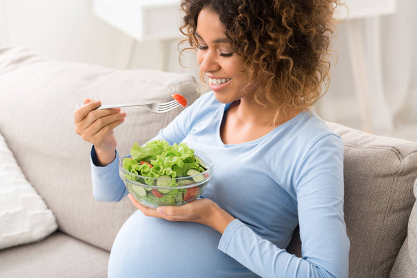 Cibo sano per la gravidanza. afro-americano ragazza mangiare fresco verdura insalata
 - Foto, immagini