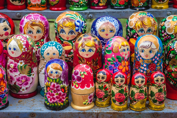 Mercado de lembranças ao ar livre na cidade de Chisinau
 - Foto, Imagem