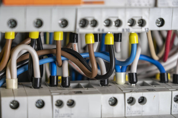 Термінали, контакти, електропроводка вимикачів в електрощиті забезпечують безпечне постачання електроенергії
 - Фото, зображення