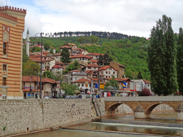 El casco antiguo de Sarajevo y el puente Seher-cehajina sobre el río Miljacka, Sarajevo, Bosnia y Herzegovina
 - Foto, Imagen