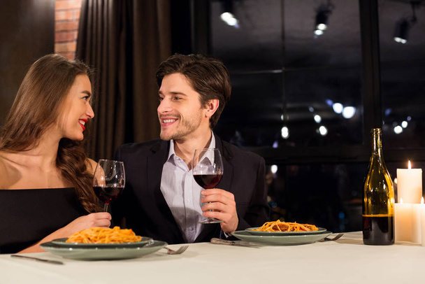 Pareja joven enamorada disfrutando de una cita en el restaurante
 - Foto, imagen