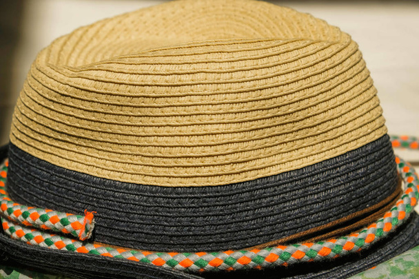 Sombrero de verano para niños con cinturón de cuerda brillante. Concepto de vacaciones. De cerca.
. - Foto, imagen