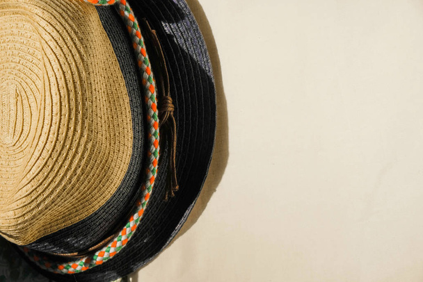 Ізольований капелюх Федори на білому полотні під яскравим сонцем. Концепція відпустки. Копіювати простір
. - Фото, зображення