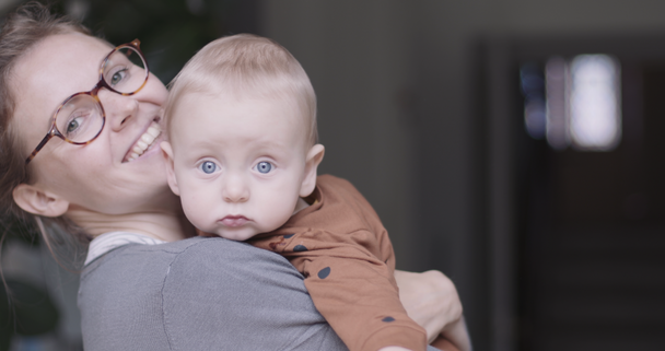 Single mother lovingly talks to baby - Imágenes, Vídeo