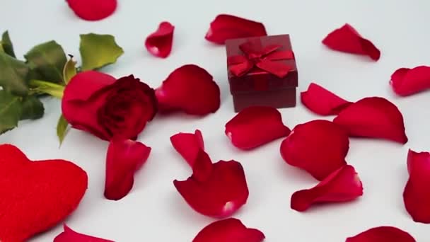 Valentin nap, szerelem koncepció. piros szív egy piros dobozban - Felvétel, videó