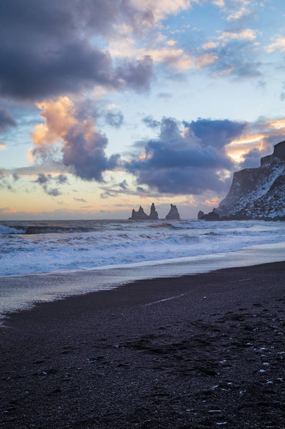 Islandia invierno, trolls fingers rock, Vik village, puesta de sol en Islandia
 - Foto, Imagen