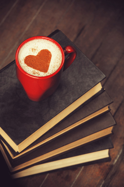 本とコーヒーのカップ - 写真・画像