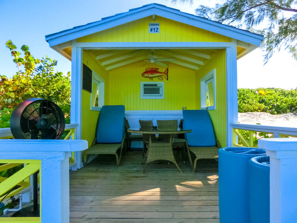 Barevné tropické kabiny nebo přístřešky na pláži Half Moon  - Fotografie, Obrázek