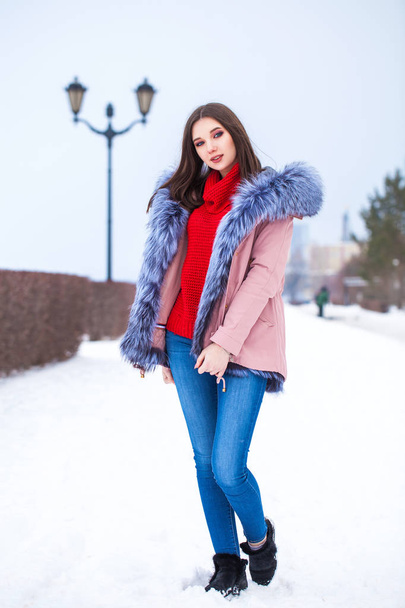 Fashion young girl in the winter time - Фото, зображення