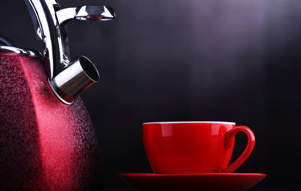 Червоний чайник з нержавіючої сталі з свистом
 - Фото, зображення