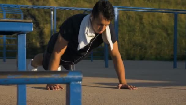Athlete push-UPS from the ground - Materiał filmowy, wideo