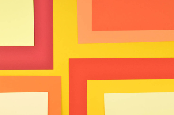 parallele orangefarbene und gelbe Papierschichten mit Schatten. Papier Textur Hintergrund - Foto, Bild