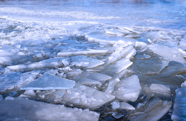 Plovoucí ledové kry na fotkách vodních zásob. Ledové zimní pozadí. Plovoucí ledově modré pozadí stock fotky. Ice winter texture stock fotky - Fotografie, Obrázek