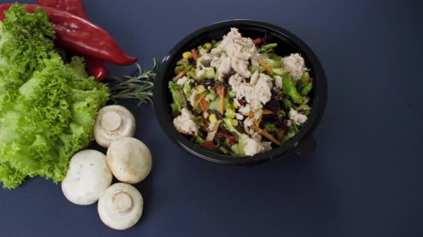 Embalagem comida takeaway em caixa de plástico preto. Refeição de embalagem de entrega fresca com salada de atum
 - Filmagem, Vídeo