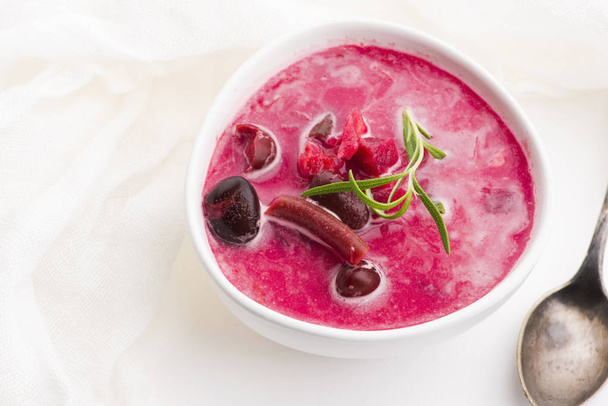 Sopa europea de remolacha llamada borscht con perejil
 - Foto, Imagen