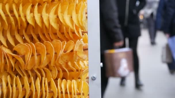 Şişe asılmış ilginç patates cipsi. Noel tezgahında patates veya elma cipsi - Video, Çekim