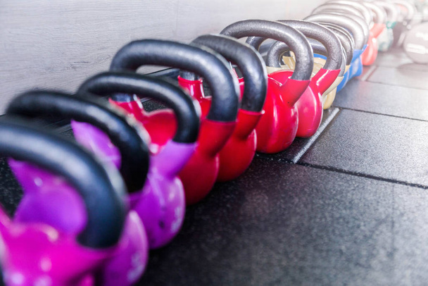 Spor salonunda renkli çaydanlık çanları. Kırmızı ve menekşe - Fotoğraf, Görsel