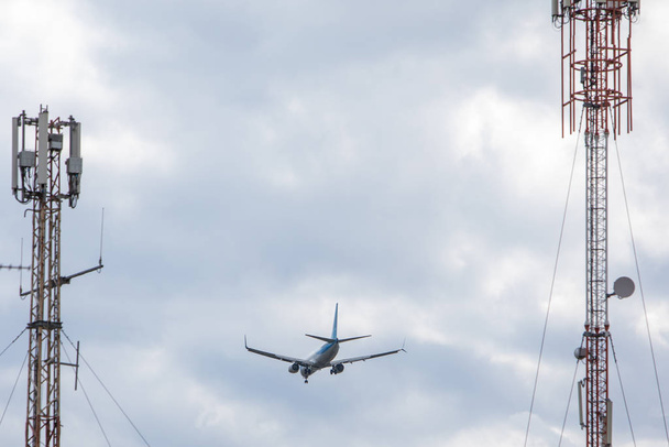 曇天の着陸時の飛行機 - 写真・画像