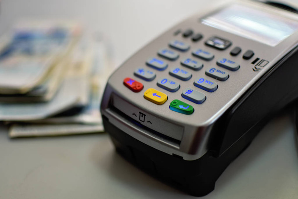Terminal bankowy na zakupy płatności w sklepie kartami kredytowymi i pokwitowania w formie papierowej. Urządzenie do przetwarzania płatności Handel elektroniczny - Zdjęcie, obraz